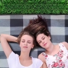 Duża mata piknikowa 2x2 m w odcieniach szaro-białych, z praktyczną brązową uprzężą z eko skóry