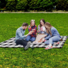 Duża mata piknikowa 2x2 m w odcieniach szaro-białych, z praktyczną brązową uprzężą z eko skóry