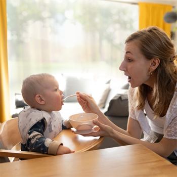 B.O.1063/06 Miseczka dla dzieci i niemowląt z przyssawką i łyżeczką kremowo-różowa