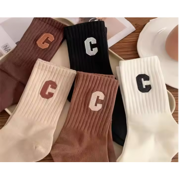 Zestaw 5 par skarpet damskich prążkowanych z haftem C w odcieniach beżu DO POPRAWY