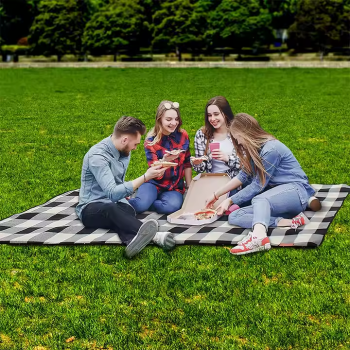 Duża mata piknikowa 2x2 m w odcieniach szaro-białych, z praktyczną brązową uprzężą z eko skóry