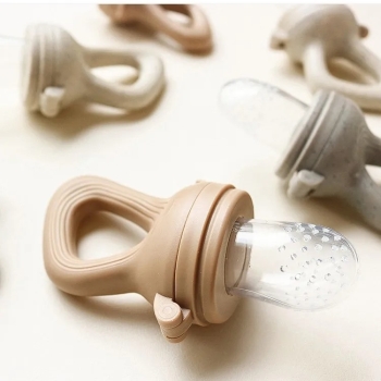 Gryzak Do Podawania Pokarmu W Etui Na Owoce I Warzywa Brązowy  Smoczek  S 4 M+